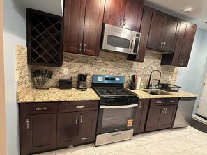 Køleskab, mikrobølgeovn, ovn, kogeplade