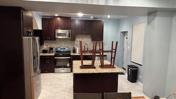 Coffee/tea maker, fridge, microwave, oven