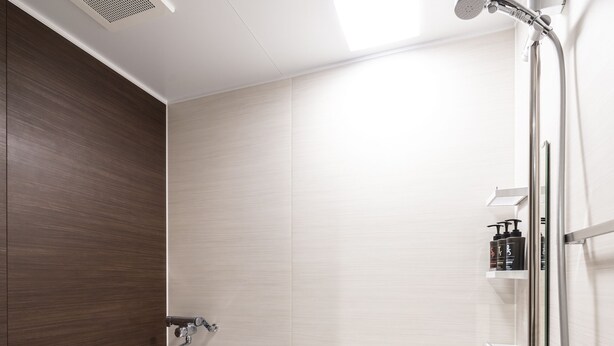 Un baño moderno con bañera, ducha y tocador.