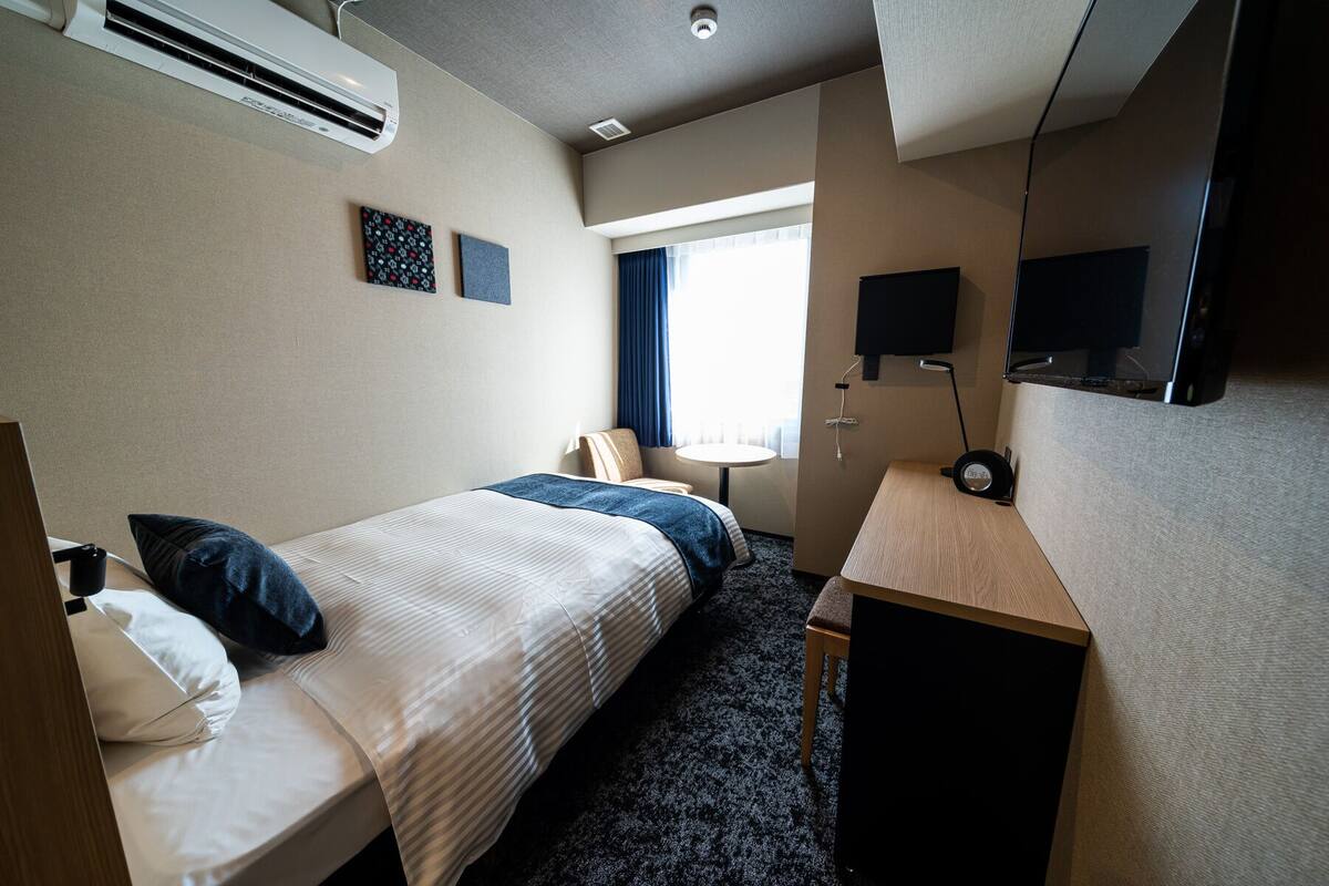 Kamar Double Ekonomi | Brankas, setrika/meja setrika, Wi-Fi gratis, dan seprai linen
