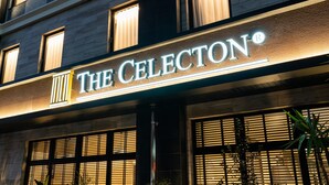 Un edificio con un cartello che riporta la scritta "THE CELECTON".