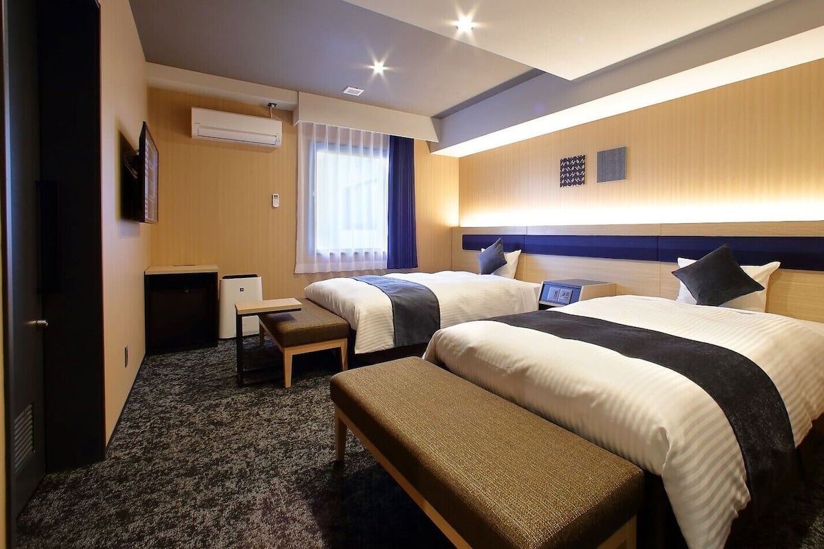 Deluxe Twin Room | In-room safe, iron/ironing board, free WiFi, bed sheets