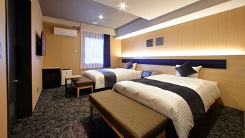 Caja de seguridad en la habitación y tabla de planchar con plancha