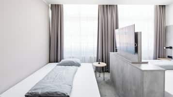 Kolmen hengen comfort-huone | Työpöytä, kannettavalle tietokoneelle sopiva työtila, äänieristys