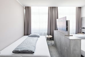 Comfort-Dreibettzimmer | Schreibtisch, laptopgeeigneter Arbeitsplatz, schallisolierte Zimmer