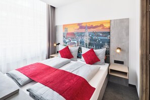Habitación triple Confort | Escritorio, espacio para trabajar con laptop y insonorización 