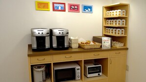A kitchenette with two coffee makers, a microwave, a toaster, and a shelf with containers. - Family Lodge Hatagoya Chichibu (Chichibu)
