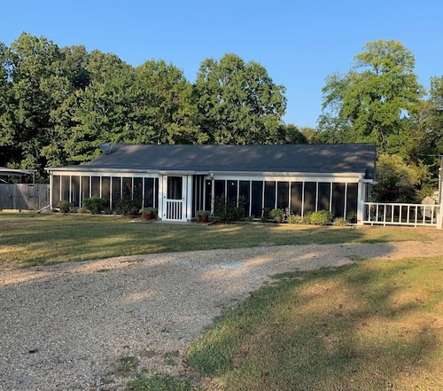Sardis Lakefront Cabin