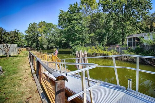 Sardis Lakefront Cabin