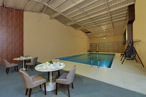 Indoor pool, sun loungers