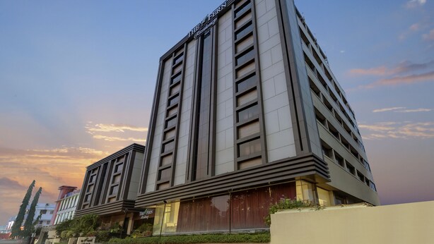 Un edificio moderno de gran altura con un letrero llamativo en la parte superior.