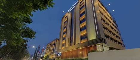 Depan hartanah - siang/malam