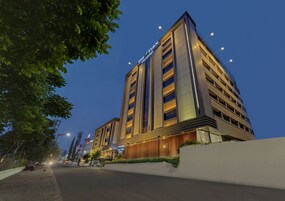 Fachada de la propiedad por la tarde o noche