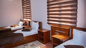 Escritorio, wifi gratis y ropa de cama