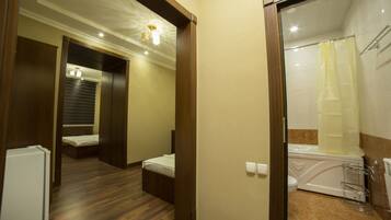 Standard Triple Room | Desk, free WiFi, bed sheets