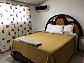 1 slaapkamer, een strijkplank/strijkijzer, internet, beddengoed