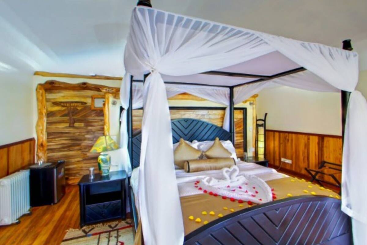 Premium bedding, in-room safe, desk, free WiFi