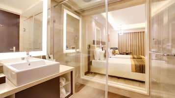Winter Green Room | Bathroom | Shower, free toiletries, hair dryer, slippers
