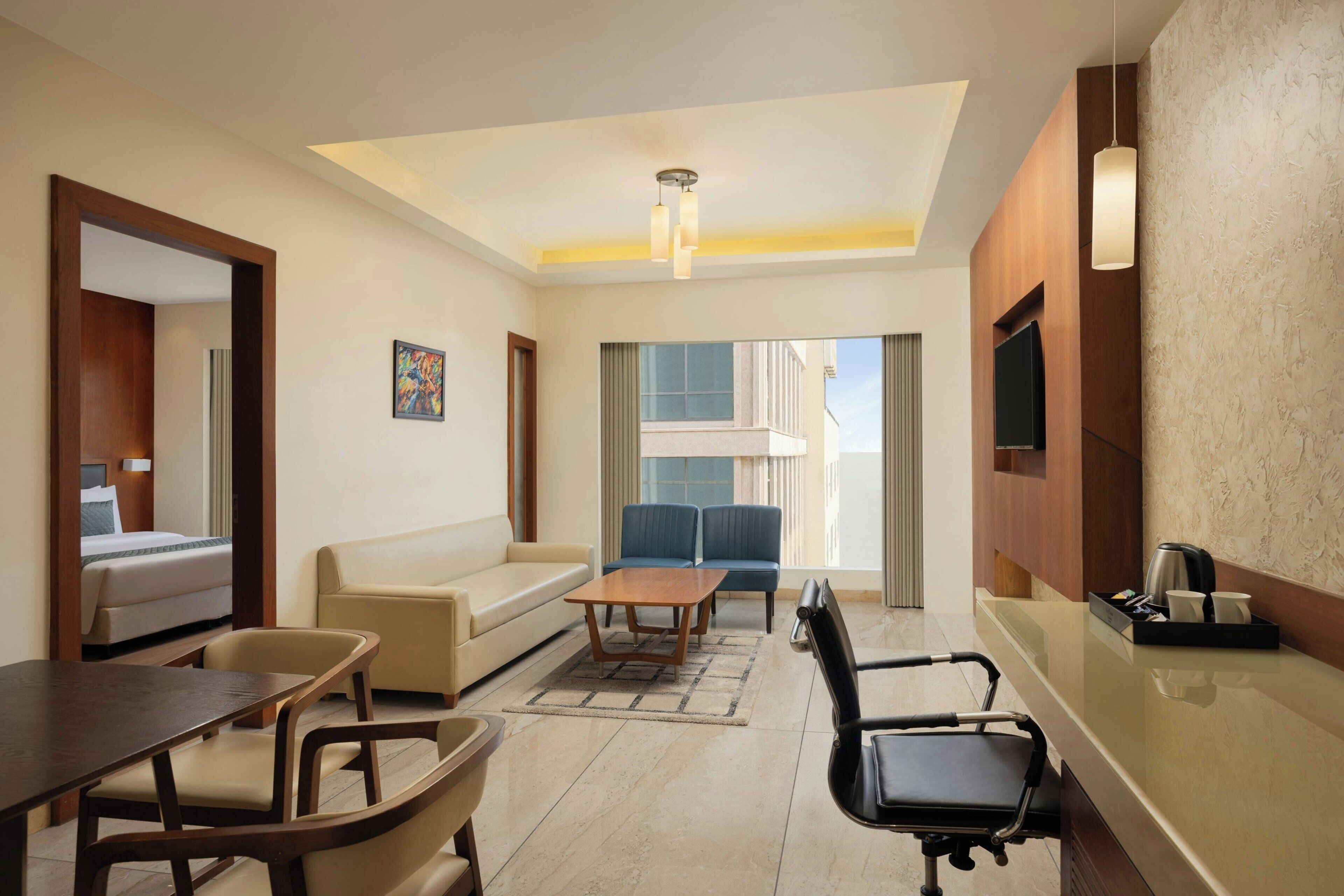 Suíte, 1 quarto, vista para a cidade | Área de estar | TV LED 43 polegadas com canais via sat élite, TV