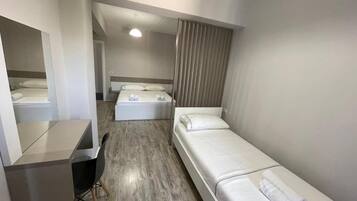 Triple Room | Desk, free WiFi, bed sheets