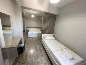 Triple Room | Desk, free WiFi, bed sheets - Cakalli Hotel (Sarandë)