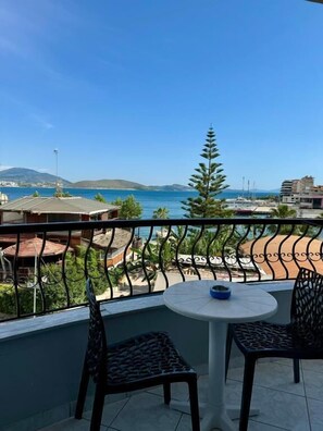 Chambre quadruple, vue sur la mer | Balcon