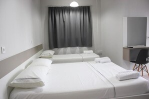 Chambre quadruple, vue sur la mer | Bureau, accès au Wi-Fi (inclus), literie fournie