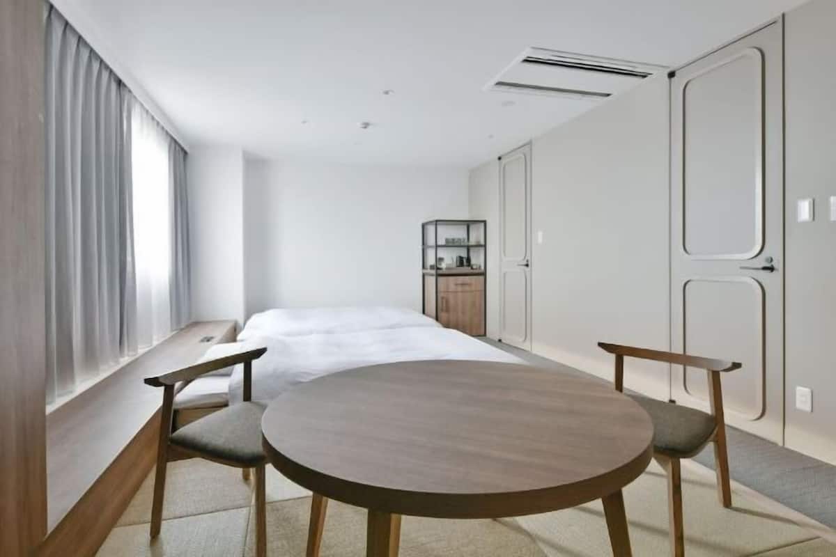1 bedroom, desk, blackout drapes, free WiFi