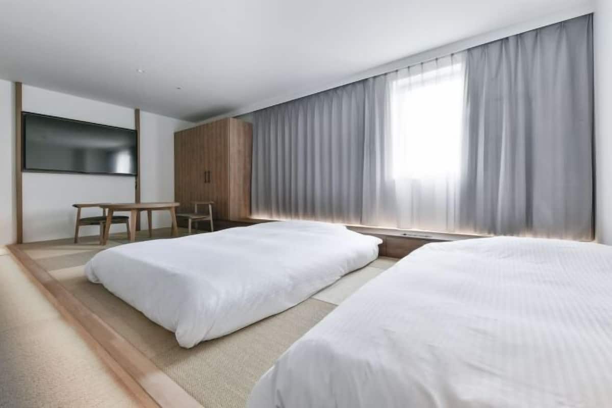 1 bedroom, desk, blackout drapes, free WiFi
