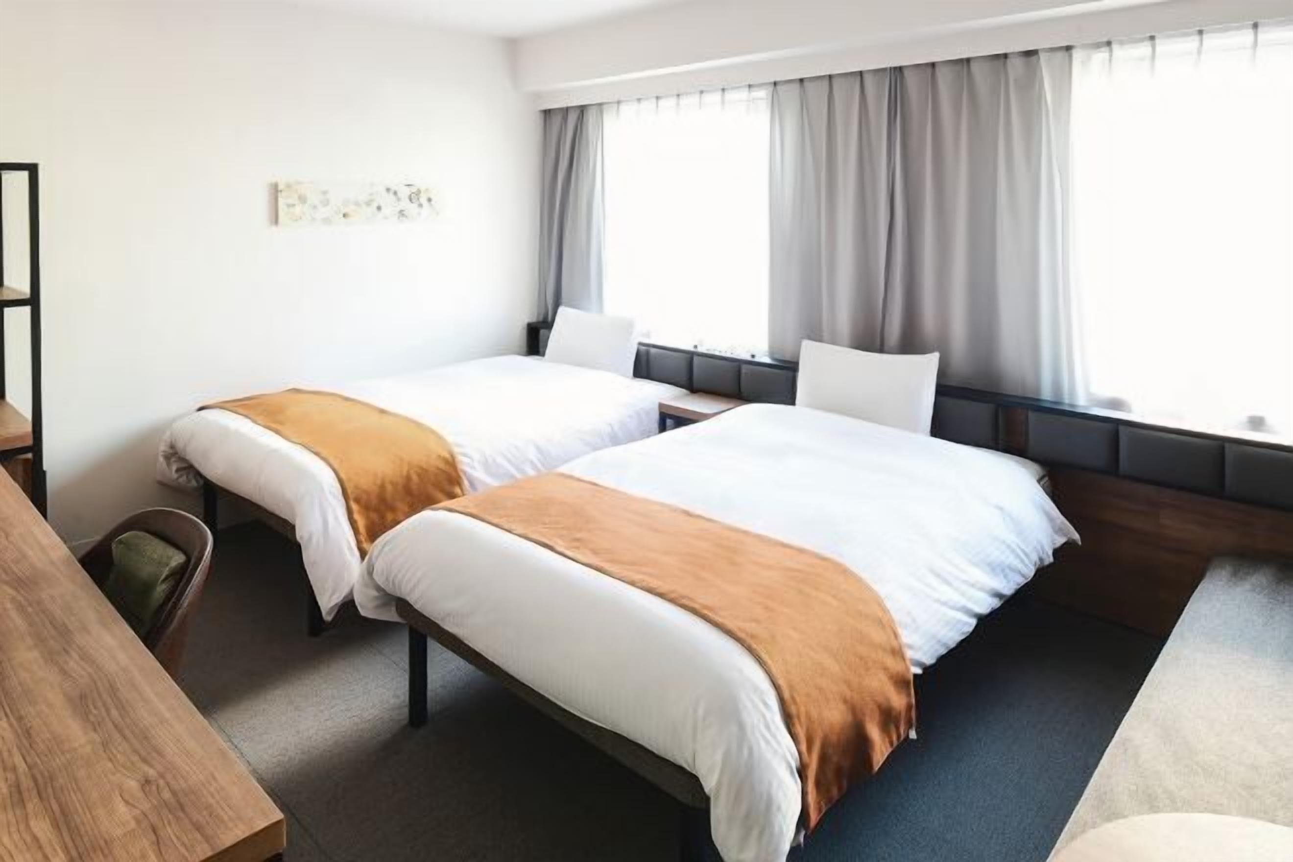 Escritorio, cortinas blackout, wifi gratis y ropa de cama 