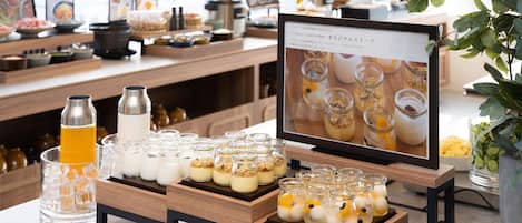 Tägliches Frühstücksbuffet (1200 JPY pro Person)
