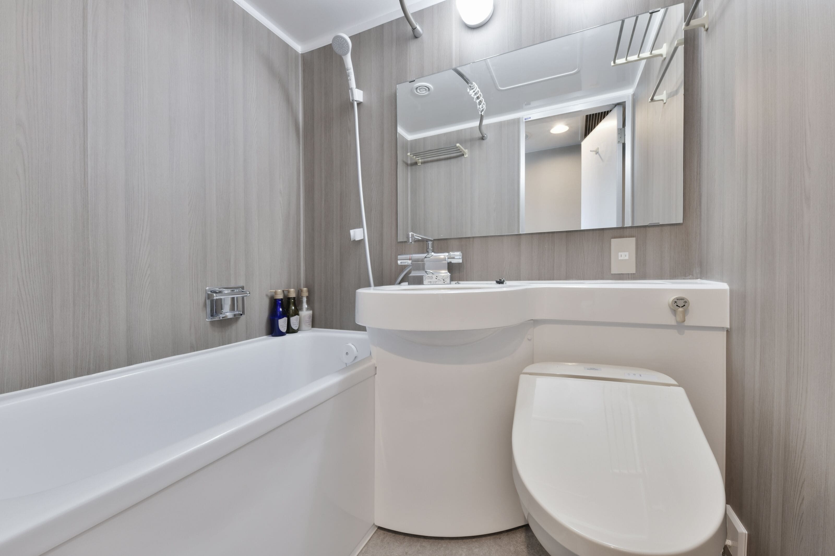 combined shower/bathtub, free toiletries, hair dryer, slippers