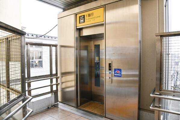 Un ascensor con un cartel que indica la planta baja.