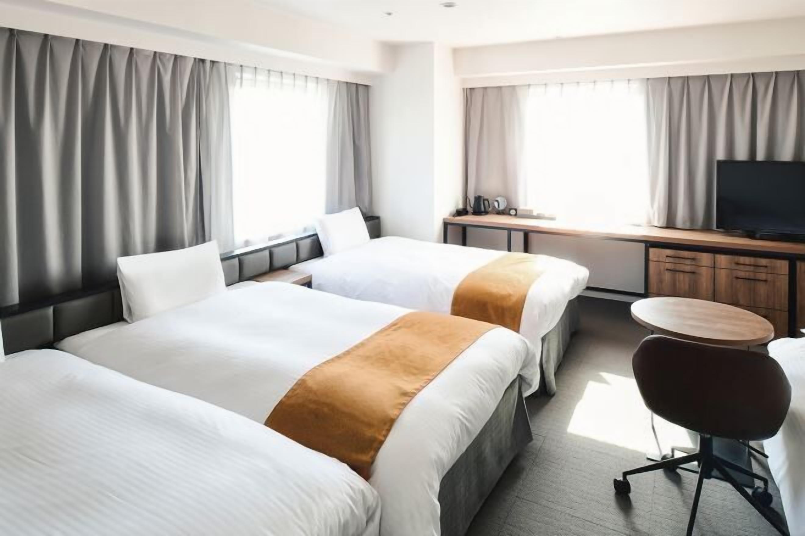 Escritorio, cortinas blackout, wifi gratis y ropa de cama 