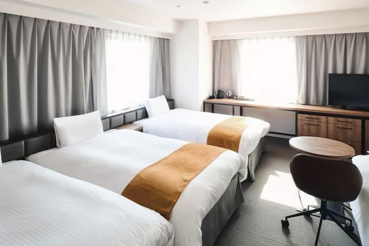 Escritorio, cortinas blackout, wifi gratis y ropa de cama