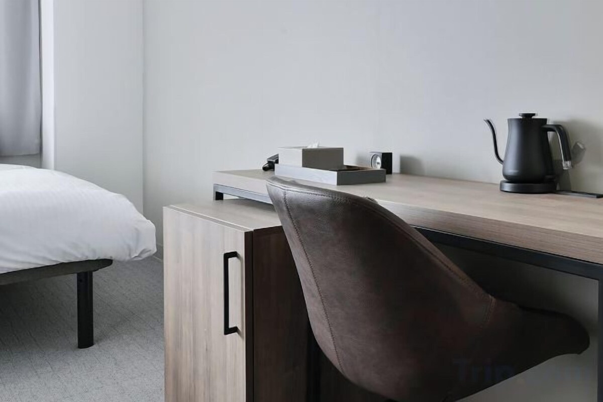 Een bureau, verduisterende gordijnen, gratis wifi, beddengoed