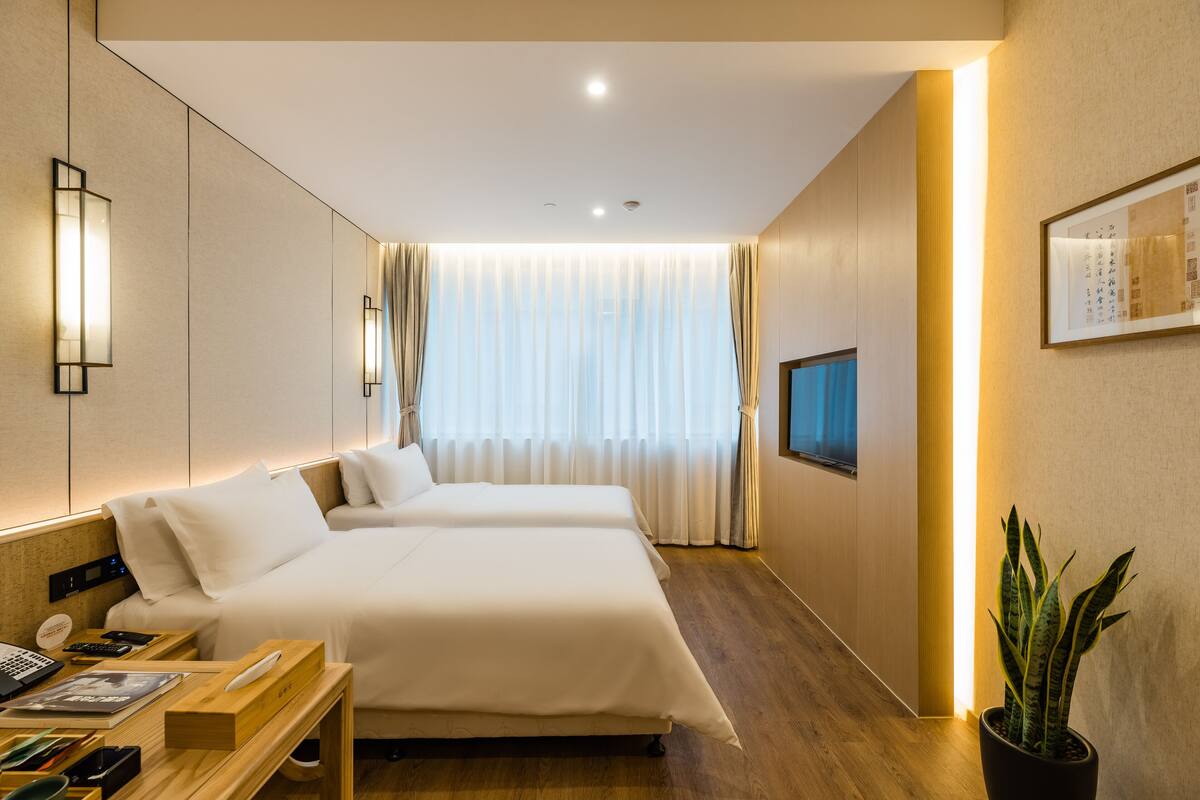 Deluxe Twin Room | Minibar, desk, blackout drapes, WiFi (free)