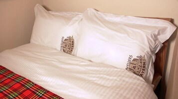Escritorio, cortinas blackout, wifi gratis y ropa de cama 
