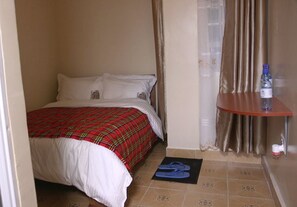 Classic Single Room | Desk, blackout curtains, free WiFi, bed sheets - Travellers Tavern (Nkubu)