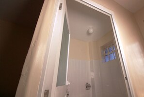 Quarto solteiro clássico | Banheiro | Chuveiro, chuveiro com efeito de chuva, produtos de toalete grátis 