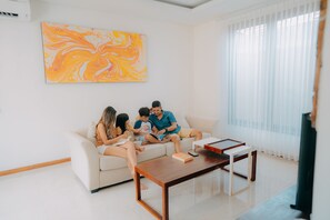 En 32-tommers Flatskjerm-TV med kabel-kanaler samt TV