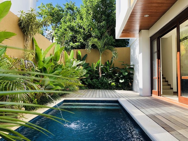 Minibar, in-room safe, desk, soundproofing - Royal Garden Villas & Spa Bali (Nusa Dua)