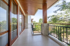 Villa familiar, 2 habitaciones, piscina privada | Balcón