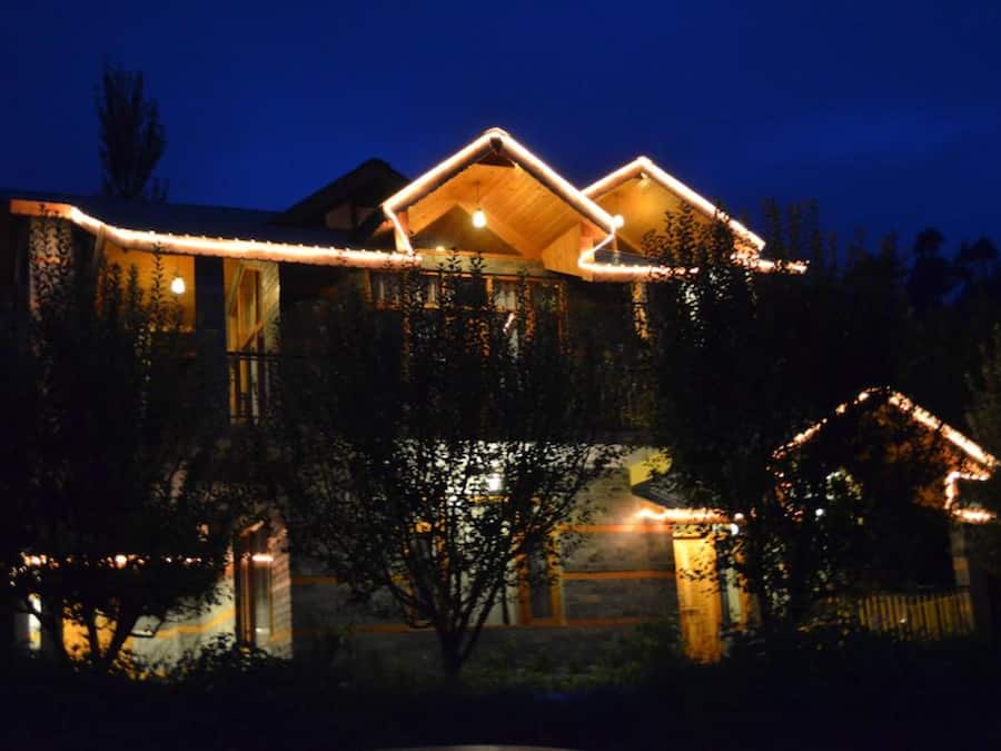 Fachada de la propiedad por la tarde o noche