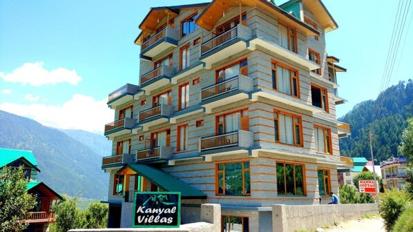 Front of property - Gezellig Inn - Kanyal Villas (Manali)