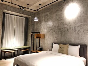 Kamar Double | Selimut bulu angsa, brankas, meja kerja, dan tirai kedap cahaya