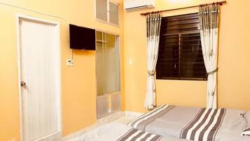 Minibar, soundproofing, iron/ironing board, free WiFi