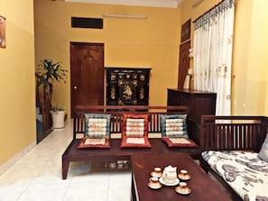 Minibar, kedap suara, setrika/meja setrika, dan Wi-Fi gratis