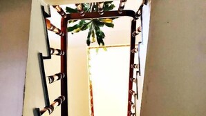 Un escalier doté d’une rampe en bois et d’une structure décorative en métal.