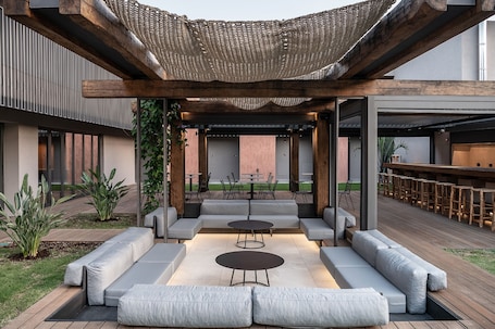 Bar junto a la piscina. Pilot Amphora Boutique Hotel - Adults Only